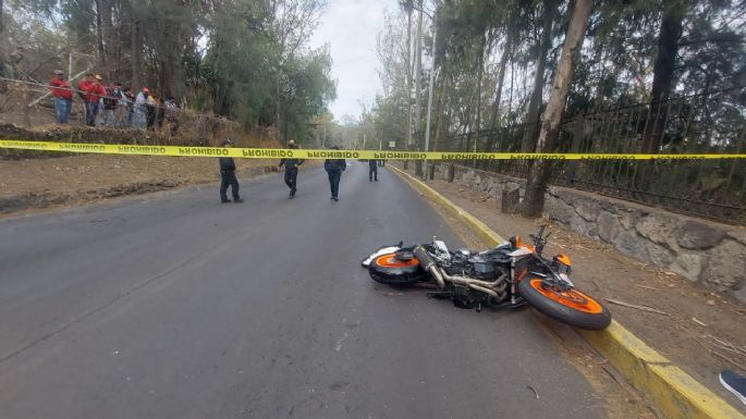 Motociclistas rebasan en sentido contrario, chocan de frente con un auto y luego los atropellan