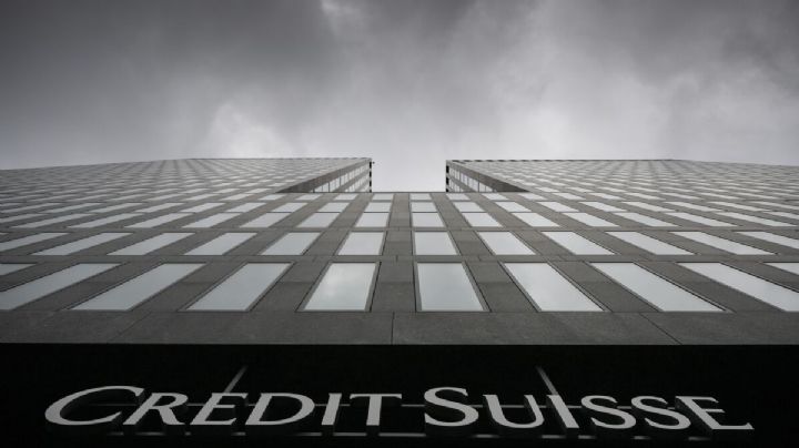 Caen acciones de Credit Suisse ante temor mundial por bancos