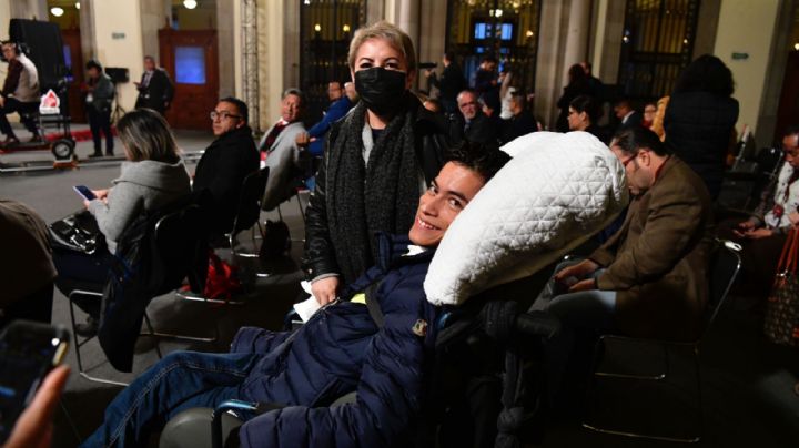 Daniel, joven con parálisis cerebral, acudió a la mañanera; esto le planteó a AMLO (Video)