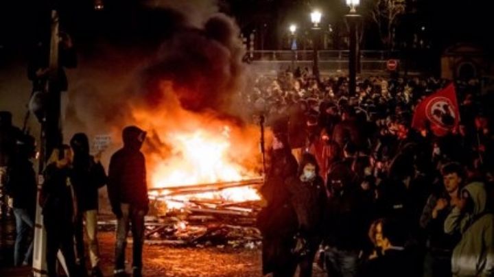 Macron aplaza la visita de Carlos III y avisa a manifestantes: "La violencia no es un derecho"