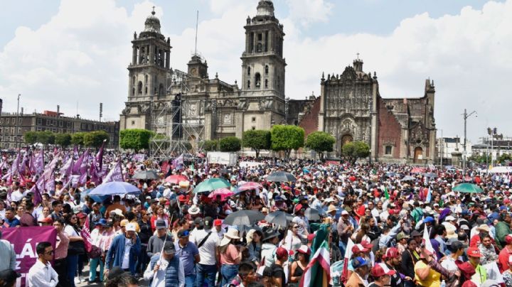 Cientos de simpatizantes de AMLO llegan al Zócalo por el 85 aniversario de la Expropiación Petrolera (Videos)