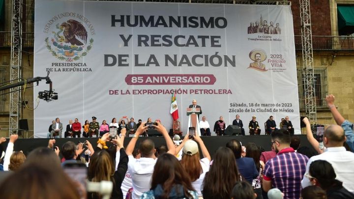 Minuto de silencio en honor a Carlos Payán Velver en mitin convocado por AMLO en el Zócalo