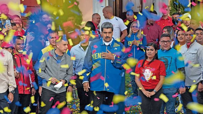 Una década después, y pese a la catástrofe, Maduro sigue allí