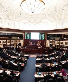 Cámara de Representantes de EU aprueba proyecto de gastos que incluye impuesto de 3.5% a remesas