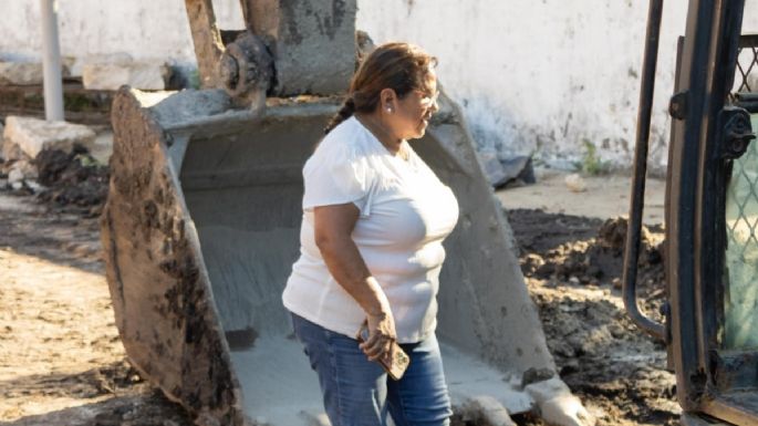 Alcaldesa de Minatitlán desata burlas por una fotografía donde parece flotar