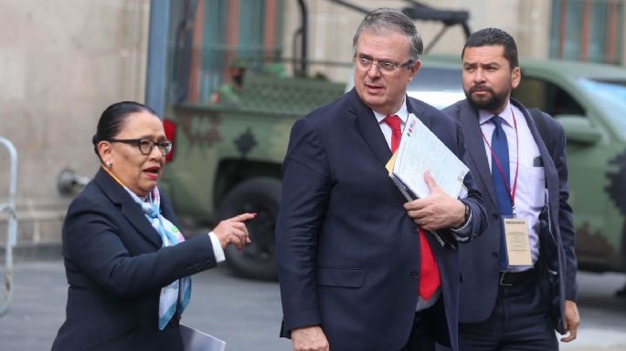 Agreden a Ebrard afuera de Palacio Nacional; le arrojan un vaso de helado (Video)