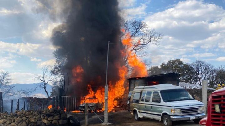 Explota toma de huachicol en Atlacomulco; se incendian dos vehículos y un inmueble