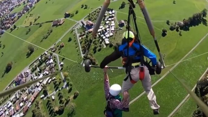 ¡Se salva de milagro! Un hombre se aferra al parapente luego de que el instructor olvida asegurarlo