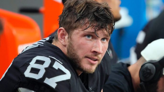 Foster Moreau, exjugador de los Raiders, se retira a los 25 años a causa del cáncer