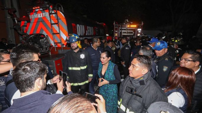 Sandra Cuevas se encara con afectados del incendio en Buenavista