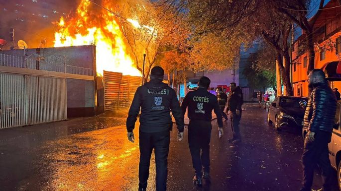 Gobierno de la CDMX revisa predio incendiado en Buenavista; Sheinbaum ofrece apoyos