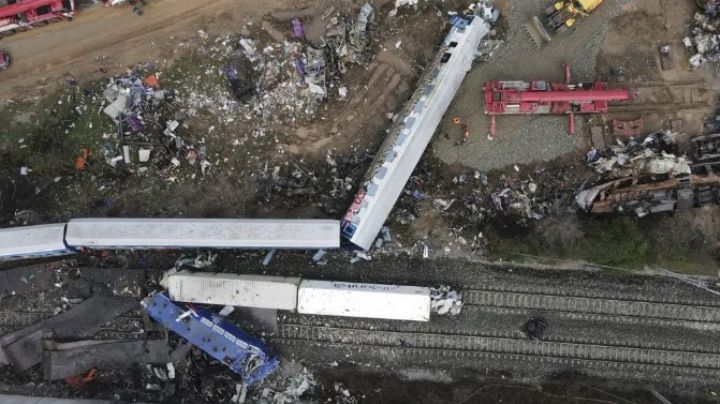 Entregan cuerpos recuperados en choque de trenes en Grecia