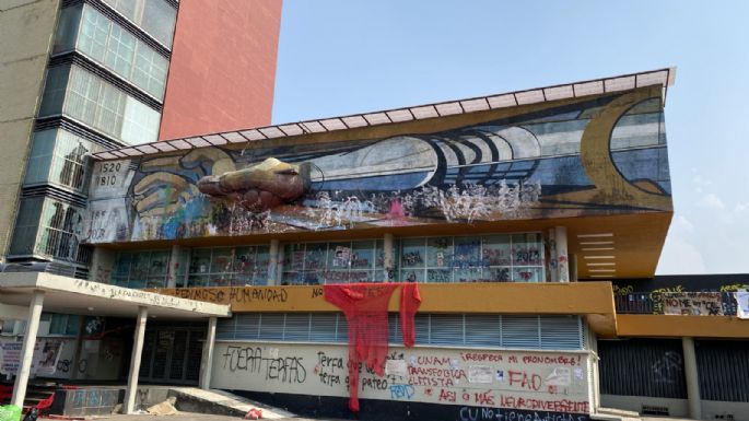 Estudiantes de Artes y Diseño vandalizan el mural de Siqueiros de la rectoría de la UNAM