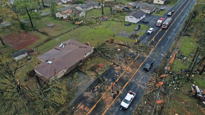 Tornados arrasan viviendas y dejan tres muertos en sur y centro-norte de EU (Videos)