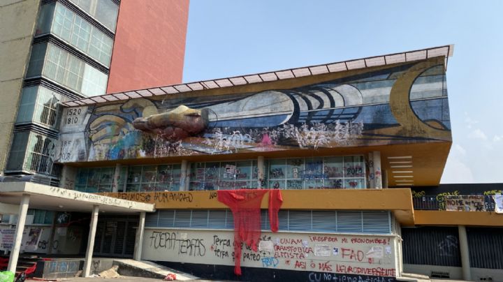 Estudiantes de Artes y Diseño vandalizan el mural de Siqueiros de la rectoría de la UNAM