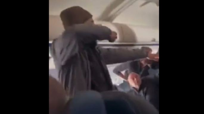 Pasajero intenta apuñalar a sobrecargo y abrir la puerta de un avión en pleno vuelo (Video)