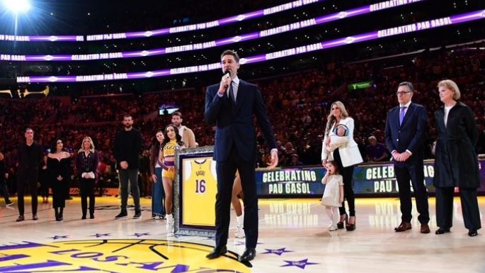 Un emocionado Pau Gasol recordó a Kobe Bryant en el retiro de su número en la camiseta de los Lakers (Video)