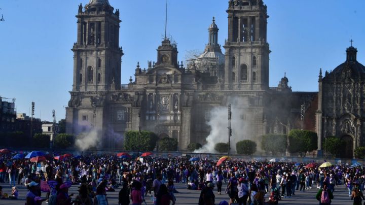 #Marcha8M: Lanzan gas lacrimógeno y piedras desde atrás de las vallas colocadas frente a Catedral