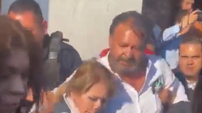 Atacan con jitomates a Julio Arreola, alcalde de Pátzcuaro (Video)