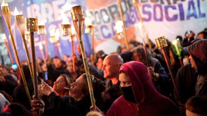 Miles marchan con antorchas contra pobreza en Argentina