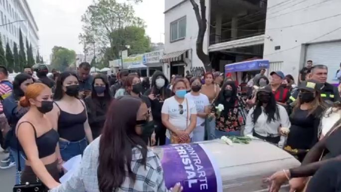 Llevan féretro de Perla Cristal a la FGJCDMX; exigencia de justicia termina en gresca (Videos)