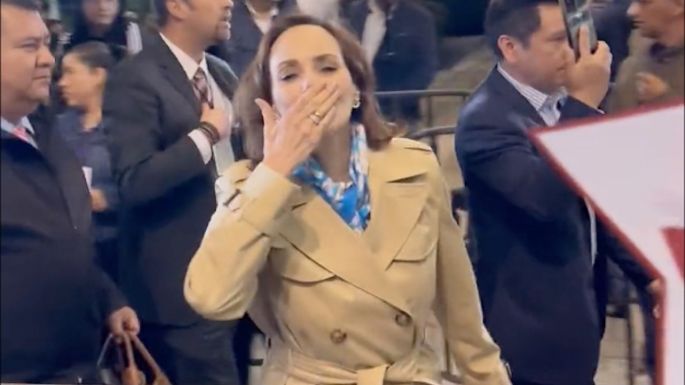 Morenistas le gritan "rata" y "corrupta" a Lilly Téllez; la senadora les responde con besos (Video)