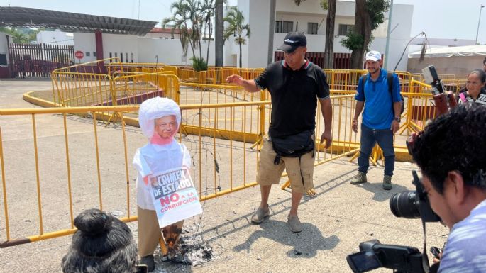 Migrantes queman piñatas de AMLO y Francisco Garduño en Tapachula