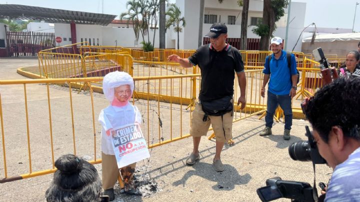 Migrantes queman piñatas de AMLO y Francisco Garduño en Tapachula
