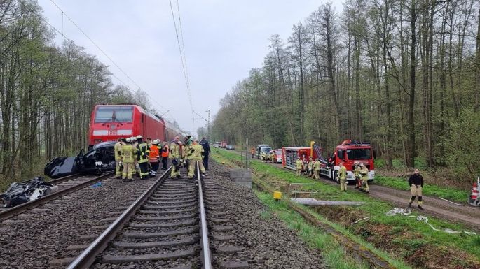 Automóvil choca con tren en Alemania; tres personas murieron