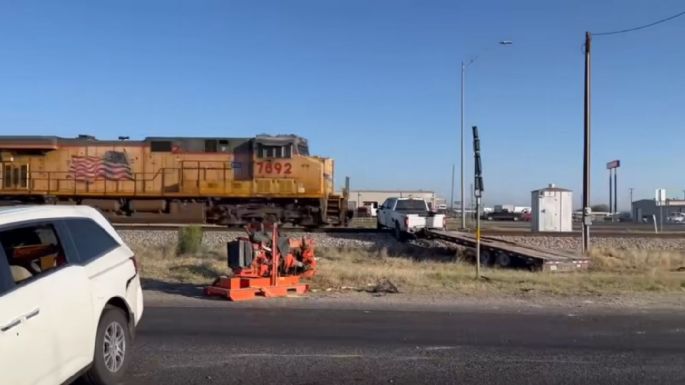 Un tren destroza una camioneta que había chocado previamente (Video)