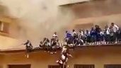 Alumnas se lanzan del techo de su colegio para escapar de un fuerte incendio (videos)