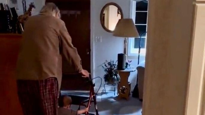 Tierno paseo de un abuelo con su bisnieta mientras da sus primeros pasos se vuelve viral (video)