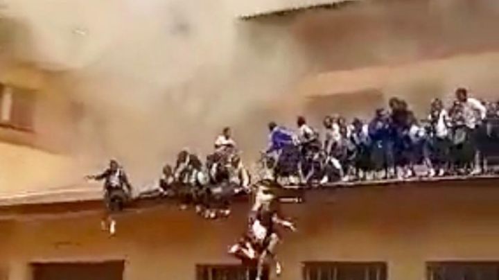 Alumnas se lanzan del techo de su colegio para escapar de un fuerte incendio (videos)