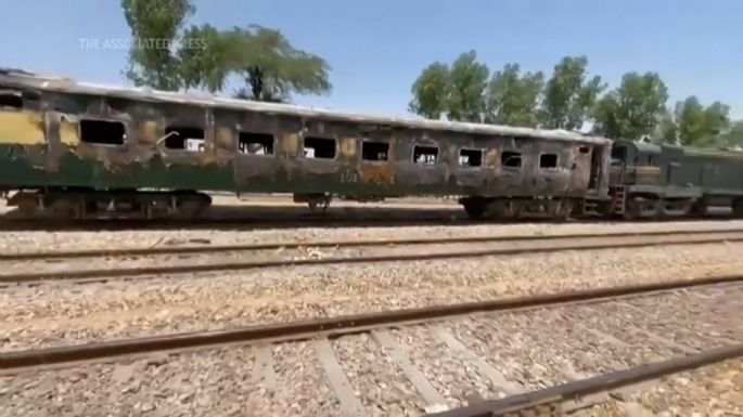 Incendio en tren de pasajeros deja siete muertos