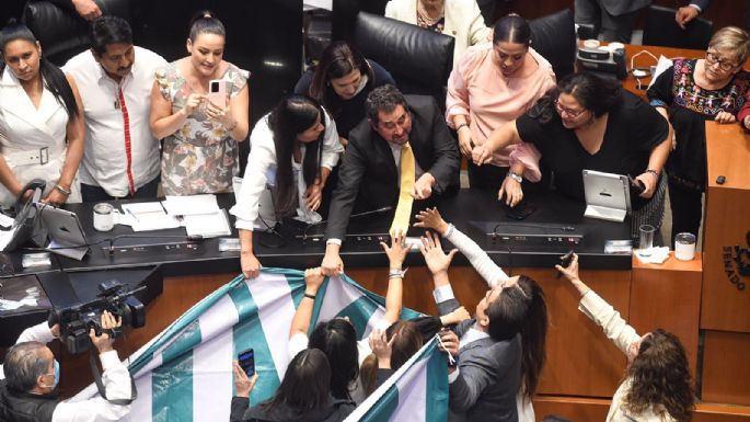 Acusan a senador morenista de agredir a manotazos durante toma de tribuna (Videos)