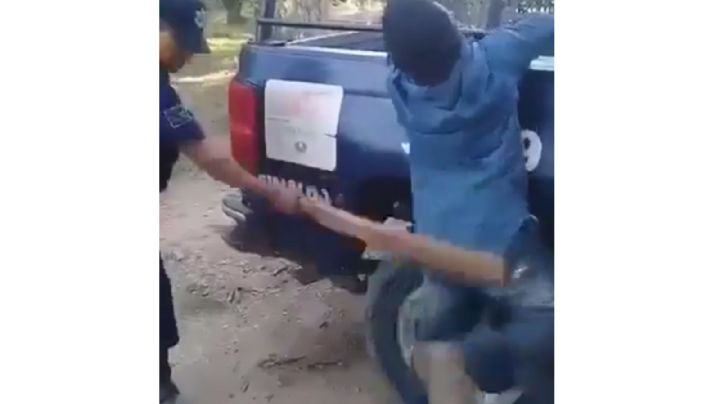 Policías de Escuinapa, Sinaloa, dan de tablazos a un hombre esposado (Video)