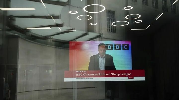 Presidente de la BBC renuncia por polémica de préstamo a Boris Johnson