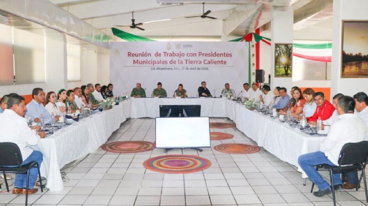 Evelyn Salgado sostiene reunión ríspida con alcaldes por inseguridad entre Iguala y Teloloapan