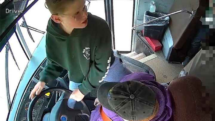 Niño detiene autobús al desmayarse la conductora (Video)