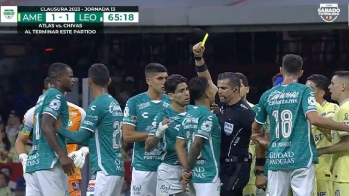 Árbitro Fernando Hernández se disculpa tras propinar rodillazo a jugador de León