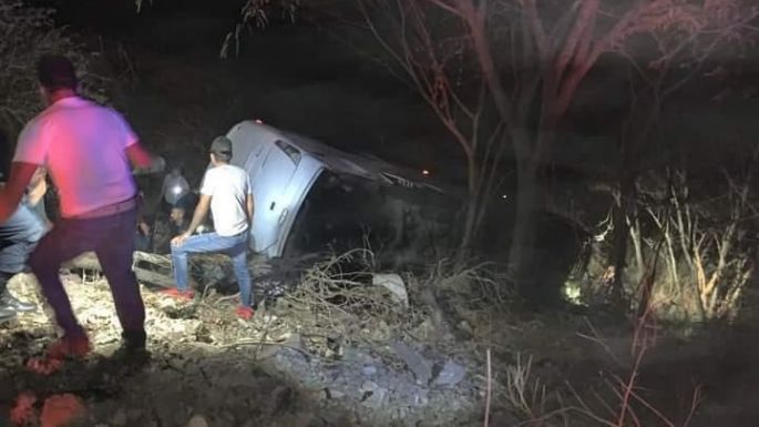 Autobús turístico cae a barranco en Nayarit y deja 18 muertos y 33 heridos