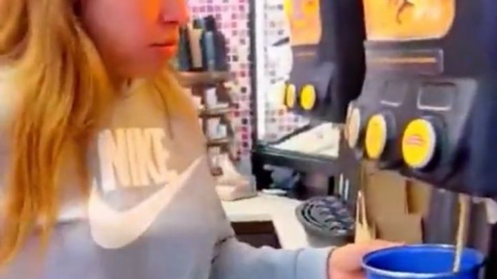 Una mujer lleva una olla al Oxxo para servirse café; la llaman "Lady café del Oxxo" (video)
