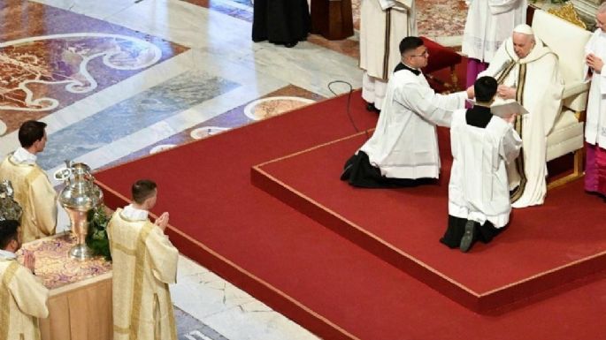 Papa Francisco preside la misa de Jueves Santo en el Vaticano