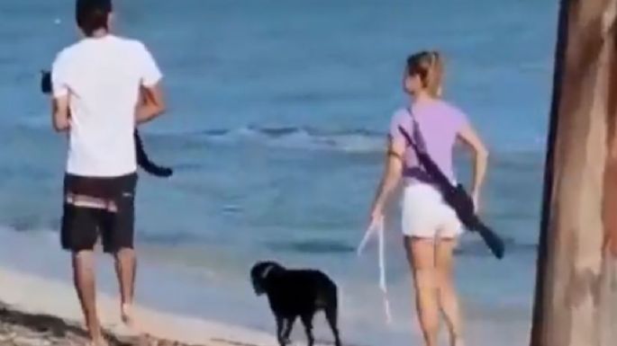 Mujer extranjera pasea con un rifle en playa de Yucatán y provoca temor a vacacionistas