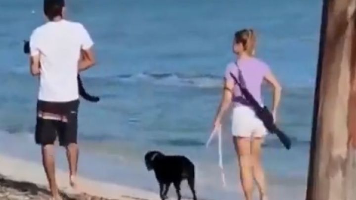 Mujer extranjera pasea con un rifle en playa de Yucatán y provoca temor a vacacionistas