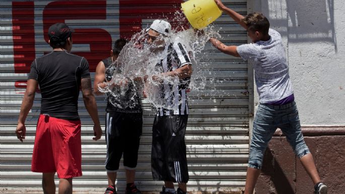 Estas son las sanciones por lanzarse cubetazos de agua este Sábado de Gloria