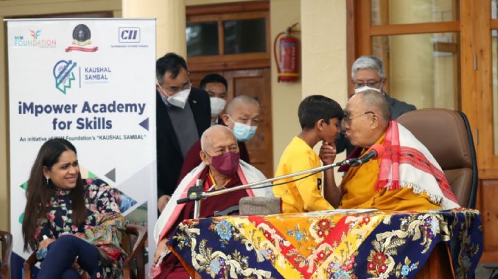 Dalai Lama besa a un niño en la boca y pide que "chupe" su lengua (Video)