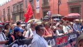 Integrantes de la CNTE presionan para entrar el acto de AMLO por el Día del Trabajo (Videos)