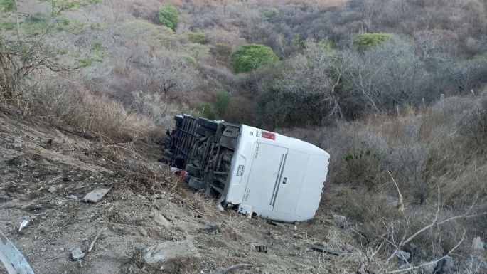 Vuelca autobús con equipo infantil en la autopista Guadalajara-Tepic; murió la mamá de uno de los niños