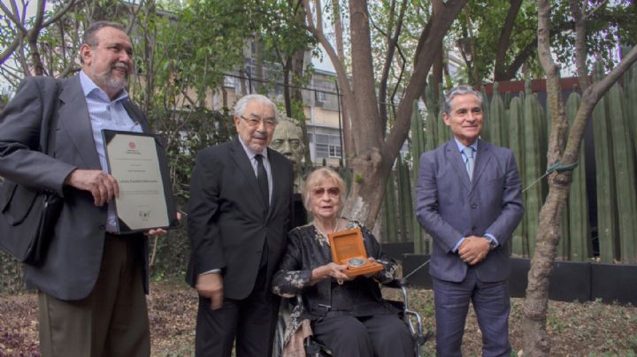La filósofa Juliana González es homenajeada con la Medalla José Vasconcelos